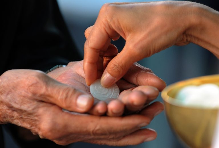 Rước lễ cho người ly dị tái hôn theo Tông huấn Amoris Laetitia